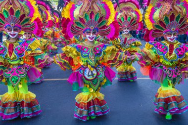 Bacolod, Filipinler - 27 Ekim 2019 'da Bacolod Filipinler' de düzenlenen Masskara Festivali katılımcıları. Masskara, her dört Ekim Pazar günü düzenlenen yıllık bir festivaldir.
