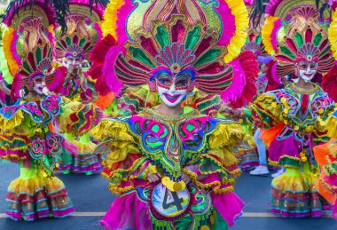 Bacolod, Filipinler - 27 Ekim 2019 'da Bacolod Filipinler' de düzenlenen Masskara Festivali katılımcıları. Masskara, her dört Ekim Pazar günü düzenlenen yıllık bir festivaldir.