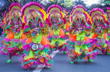 Bacolod, Filipinler - 27 Ekim 2019 'da Bacolod Filipinler' de düzenlenen Masskara Festivali katılımcıları. Masskara, her dört Ekim Pazar günü düzenlenen yıllık bir festivaldir.