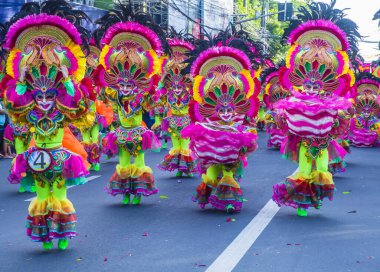 Bacolod, Filipinler - 27 Ekim 2019 'da Bacolod Filipinler' de düzenlenen Masskara Festivali katılımcıları. Masskara, her dört Ekim Pazar günü düzenlenen yıllık bir festivaldir.