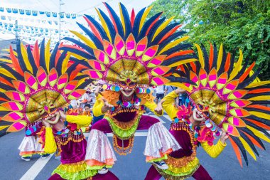 Bacolod, Filipinler - 27 Ekim 2019 'da Bacolod Filipinler' de düzenlenen Masskara Festivali katılımcıları. Masskara, her dört Ekim Pazar günü düzenlenen yıllık bir festivaldir.