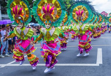 Bacolod, Filipinler - 27 Ekim 2019 'da Bacolod Filipinler' de düzenlenen Masskara Festivali katılımcıları. Masskara, her dört Ekim Pazar günü düzenlenen yıllık bir festivaldir.