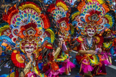 Bacolod, Filipinler - 27 Ekim 2019 'da Bacolod Filipinler' de düzenlenen Masskara Festivali katılımcıları. Masskara, her dört Ekim Pazar günü düzenlenen yıllık bir festivaldir.