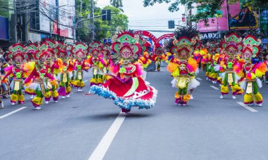 Bacolod, Filipinler - 27 Ekim 2019 'da Bacolod Filipinler' de düzenlenen Masskara Festivali katılımcıları. Masskara, her dört Ekim Pazar günü düzenlenen yıllık bir festivaldir.