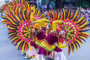 Bacolod, Filipinler - 27 Ekim 2019 'da Bacolod Filipinler' de düzenlenen Masskara Festivali katılımcıları. Masskara, her dört Ekim Pazar günü düzenlenen yıllık bir festivaldir.