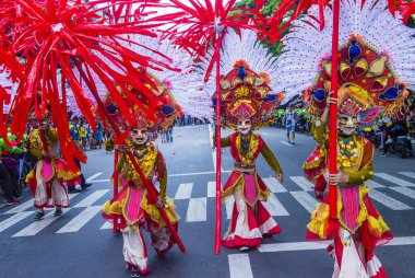 Bacolod, Filipinler - 27 Ekim 2019 'da Bacolod Filipinler' de düzenlenen Masskara Festivali katılımcıları. Masskara, her dört Ekim Pazar günü düzenlenen yıllık bir festivaldir.