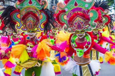 Bacolod, Filipinler - 27 Ekim 2019 'da Bacolod Filipinler' de düzenlenen Masskara Festivali katılımcıları. Masskara, her dört Ekim Pazar günü düzenlenen yıllık bir festivaldir.