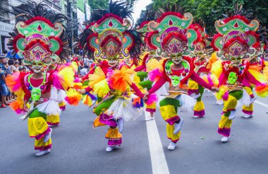 Bacolod, Filipinler - 27 Ekim 2019 'da Bacolod Filipinler' de düzenlenen Masskara Festivali katılımcıları. Masskara, her dört Ekim Pazar günü düzenlenen yıllık bir festivaldir.