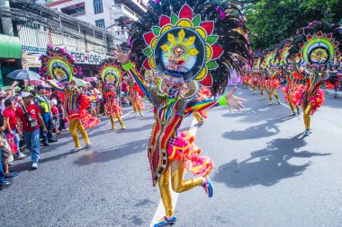 Bacolod, Filipinler - 27 Ekim 2019 'da Bacolod Filipinler' de düzenlenen Masskara Festivali katılımcıları. Masskara, her dört Ekim Pazar günü düzenlenen yıllık bir festivaldir.