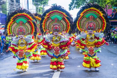 Bacolod, Filipinler - 27 Ekim 2019 'da Bacolod Filipinler' de düzenlenen Masskara Festivali katılımcıları. Masskara, her dört Ekim Pazar günü düzenlenen yıllık bir festivaldir.