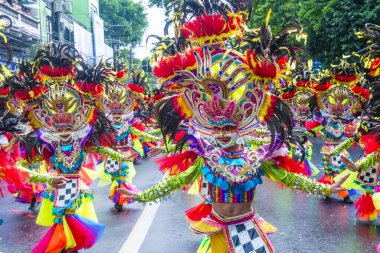 Bacolod, Filipinler - 27 Ekim 2019 'da Bacolod Filipinler' de düzenlenen Masskara Festivali katılımcıları. Masskara, her dört Ekim Pazar günü düzenlenen yıllık bir festivaldir.