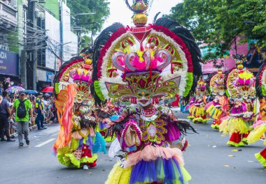 Bacolod, Filipinler - 27 Ekim 2019 'da Bacolod Filipinler' de düzenlenen Masskara Festivali katılımcıları. Masskara, her dört Ekim Pazar günü düzenlenen yıllık bir festivaldir.