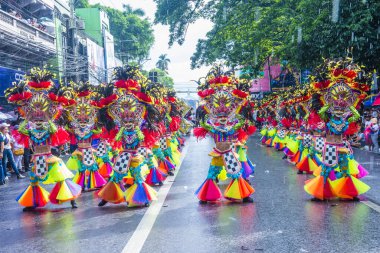 Bacolod, Filipinler - 27 Ekim 2019 'da Bacolod Filipinler' de düzenlenen Masskara Festivali katılımcıları. Masskara, her dört Ekim Pazar günü düzenlenen yıllık bir festivaldir.