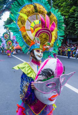 Bacolod, Filipinler - 27 Ekim 2019 'da Bacolod Filipinler' de düzenlenen Masskara Festivali 'ne katıldı. Masskara, her dört Ekim Pazar günü düzenlenen yıllık bir festivaldir.