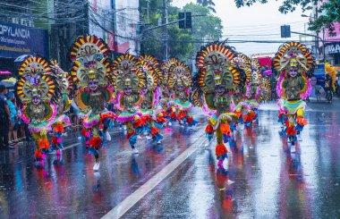 Bacolod, Filipinler - 27 Ekim 2019 'da Bacolod Filipinler' de düzenlenen Masskara Festivali katılımcıları. Masskara, her dört Ekim Pazar günü düzenlenen yıllık bir festivaldir.