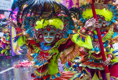 Bacolod, Filipinler - 27 Ekim 2019 'da Bacolod Filipinler' de düzenlenen Masskara Festivali katılımcıları. Masskara, her dört Ekim Pazar günü düzenlenen yıllık bir festivaldir.