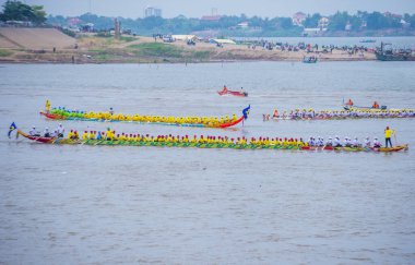 Phnom Penh, Kamboçya - 11 Kasım 2019 tarihinde Tonle Sap nehrinde tekne yarışı. Tekne yarışları Kamboçya 'daki Su Festivali' nin bir parçası.