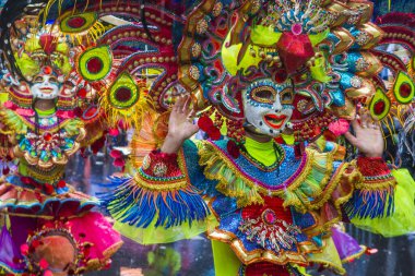 Bacolod, Filipinler - 27 Ekim 2019 'da Bacolod Filipinler' de düzenlenen Masskara Festivali katılımcıları. Masskara, her dört Ekim Pazar günü düzenlenen yıllık bir festivaldir.