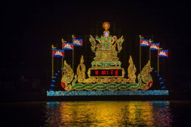 Phnom Penh, Kamboçya - 11 Kasım 2019 'da Phnom Penh Kamboçya' da aydınlatma şamandırası. Kamboçya 'da düzenlenen Su Festivali' nin bir parçası.