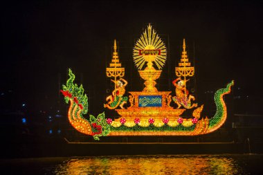 Phnom Penh, Kamboçya - 11 Kasım 2019 'da Phnom Penh Kamboçya' da aydınlatma şamandırası. Kamboçya 'da düzenlenen Su Festivali' nin bir parçası.