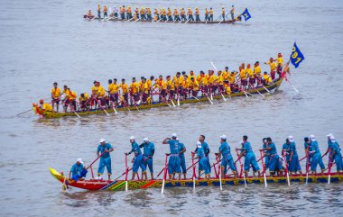 Phnom Penh, Kamboçya - 11 Kasım 2019 tarihinde Tonle Sap nehrinde tekne yarışı. Tekne yarışları Kamboçya 'daki Su Festivali' nin bir parçası.