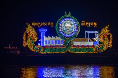 Phnom Penh, Kamboçya - 11 Kasım 2019 'da Phnom Penh Kamboçya' da aydınlatma şamandırası. Kamboçya 'da düzenlenen Su Festivali' nin bir parçası.
