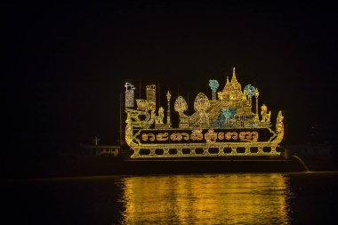 Phnom Penh, Kamboçya - 11 Kasım 2019 'da Phnom Penh Kamboçya' da aydınlatma şamandırası. Kamboçya 'da düzenlenen Su Festivali' nin bir parçası.