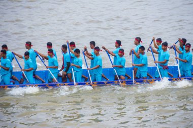 Phnom Penh, Kamboçya - 11 Kasım 2019 tarihinde Tonle Sap nehrinde tekne yarışı. Tekne yarışları Kamboçya 'daki Su Festivali' nin bir parçası.
