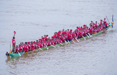 Phnom Penh, Kamboçya - 11 Kasım 2019 tarihinde Tonle Sap nehrinde tekne yarışı. Tekne yarışları Kamboçya 'daki Su Festivali' nin bir parçası.
