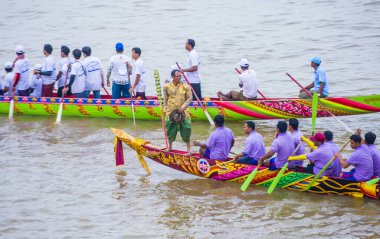 Phnom Penh, Kamboçya - 11 Kasım 2019 tarihinde Tonle Sap nehrinde tekne yarışı. Tekne yarışları Kamboçya 'daki Su Festivali' nin bir parçası.