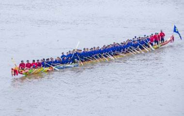 Phnom Penh, Kamboçya - 11 Kasım 2019 tarihinde Tonle Sap nehrinde tekne yarışı. Tekne yarışları Kamboçya 'daki Su Festivali' nin bir parçası.