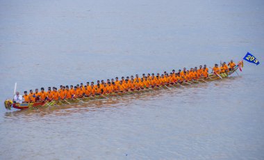 Phnom Penh, Kamboçya - 11 Kasım 2019 tarihinde Tonle Sap nehrinde tekne yarışı. Tekne yarışları Kamboçya 'daki Su Festivali' nin bir parçası.