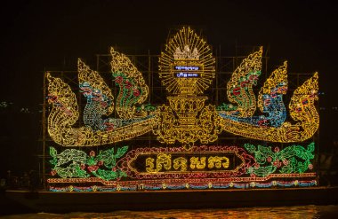 Phnom Penh, Kamboçya - 11 Kasım 2019 'da Phnom Penh Kamboçya' da aydınlatma şamandırası. Kamboçya 'da düzenlenen Su Festivali' nin bir parçası.