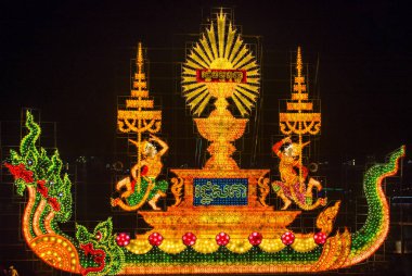 Phnom Penh, Kamboçya - 11 Kasım 2019 'da Phnom Penh Kamboçya' da aydınlatma şamandırası. Kamboçya 'da düzenlenen Su Festivali' nin bir parçası.