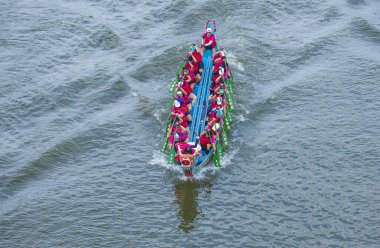 Taipei, Tayvan - Haziran 07: 2019 Taipei Dragon Boat festivali sırasında Dragonboat takımı yarışıyor. Festival, Çin kökenli geleneksel bir bayram.