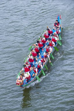 Taipei, Tayvan - Haziran 07: 2019 Taipei Dragon Boat festivali sırasında Dragonboat takımı yarışıyor. Festival, Çin kökenli geleneksel bir bayram.