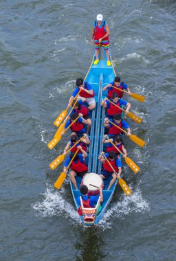 Taipei, Tayvan - Haziran 07: 2019 Taipei Dragon Boat festivali sırasında Dragonboat takımı yarışıyor. Festival, Çin kökenli geleneksel bir bayram.