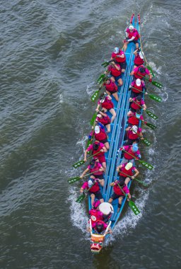 Taipei, Tayvan - Haziran 07: 2019 Taipei Dragon Boat festivali sırasında Dragonboat takımı yarışıyor. Festival, Çin kökenli geleneksel bir bayram.