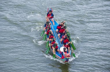 Taipei, Tayvan - Haziran 07: 2019 Taipei Dragon Boat festivali sırasında Dragonboat takımı yarışıyor. Festival, Çin kökenli geleneksel bir bayram.