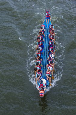Taipei, Tayvan - Haziran 07: 2019 Taipei Dragon Boat festivali sırasında Dragonboat takımı yarışıyor. Festival, Çin kökenli geleneksel bir bayram.