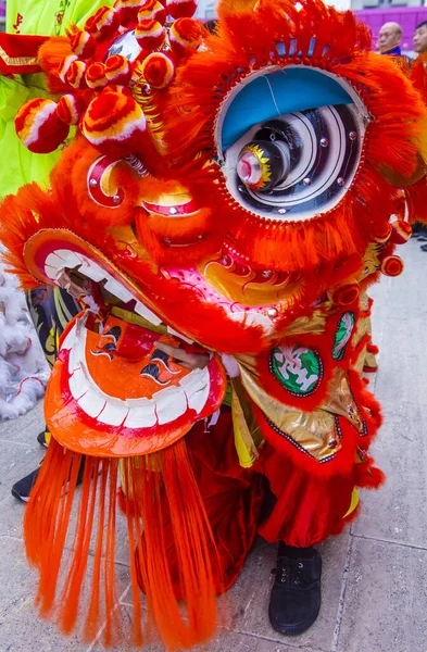 マカオ 1月1日 2020年1月1日 マカオ プラダ アミザデで開催される マカオ国際ドラゴン ライオン ダンス にダンサーが出演します — ストック写真