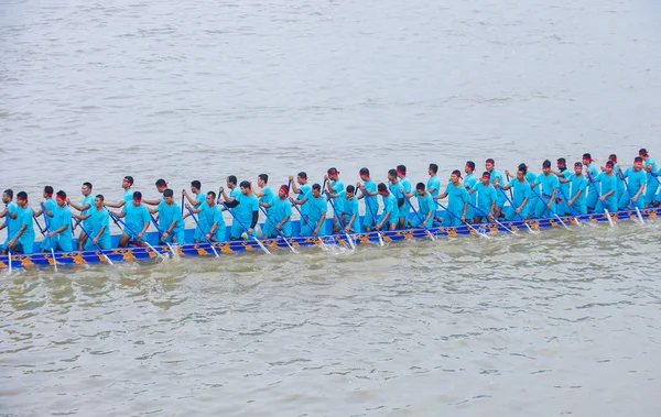 プノンペン カンボジア 11月11 11月11 2019でプノンペンカンボジアのトンレサップ川でボートレース ボートレースはカンボジアの水祭りの一部です ロイヤリティフリーのストック写真