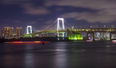 Tokyo - Ağu 21 : 21 Ağustos 2018 tarihinde Tokyo Japonya'daki Rainbow köprüsünün gece görünümü. Shibaura İskelesi ve Odaiba arasında Tokyo Körfezi'ni geçen köprü. 