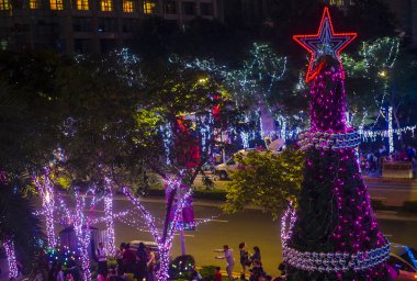Taipei, Tayvan - 23 Aralık 2017 'de Tayvan şehir merkezinde Noel ışıkları ve süslemeleri. 