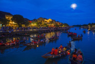 Hoi An, Vietnam - Ekim 04: Hoi An Vietnam 'daki Bon Nehri Dolunay Feneri Festivali sırasında 4 Ekim 2017 