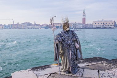 Venedik, İtalya - 26 Şubat : 26 Şubat 2019'da Venedik, İtalya'daki Venedik Karnavalı'na katıldı. Venedik Karnavalı özenle hazırlanmış maskeleri ile dünyaca ünlüdür.