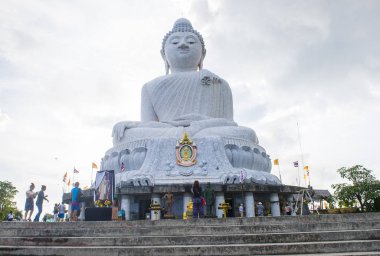 Phuket, Tayland - 28 Ekim 2017 'de Phuket Tayland' daki Büyük Buda Heykeli. Büyük Buda, Phuket Adası 'nda popüler bir turizm merkezidir..