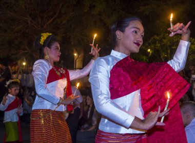Chiang Mai, Tayland - 4 Kasım 04: Taylandlı kadınlar, Tayland 'ın Chiang Mai kentinde düzenlenen Yee Peng festivaline katılırlar.. 