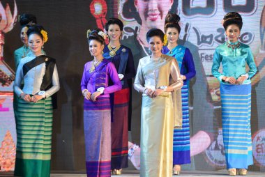 Chiang Mai, Tayland - 4 Kasım 04: Taylandlı kadınlar, Tayland 'ın Chiang Mai kentinde düzenlenen Yee Peng festivaline katılırlar.. 