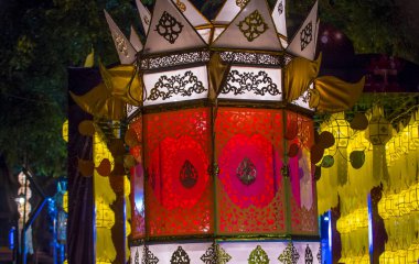 Chiang Mai, Tayland - 3 Kasım 2017 tarihinde Ciang Mai Tayland 'daki bir tapınakta renkli fenerler. Yee Peng festivali sırasında Chiang Mai 'deki bütün tapınaklarda kağıt fenerler vardı..